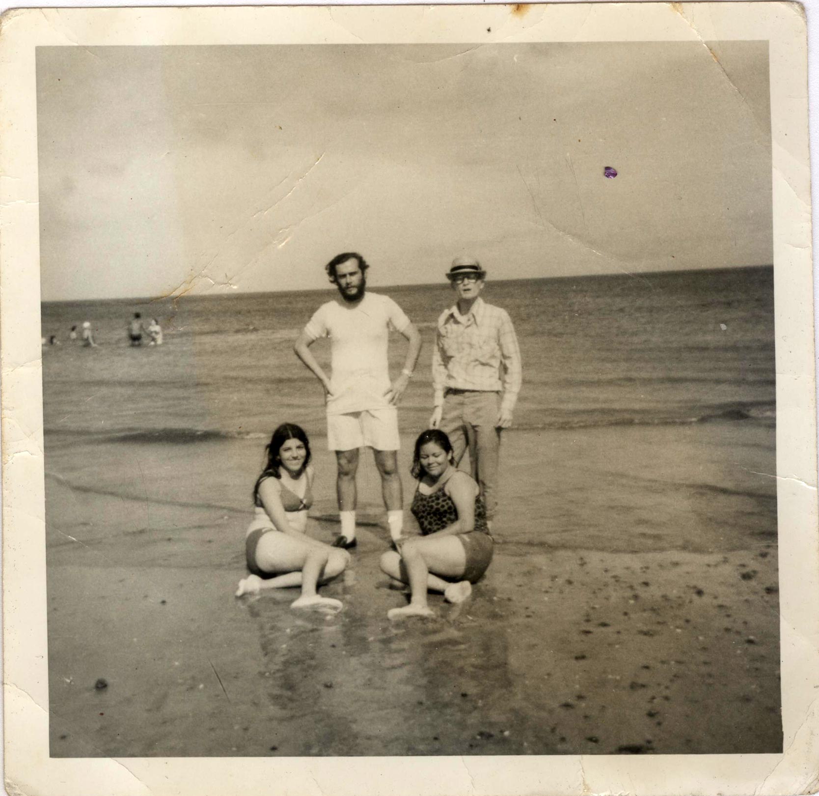 Retratos Vivos De Mamá | Carrete de Recuerdos | Lucy (a la izquierda) en la Isla Gorgona (Pacífico colombiano) con Luz Stella Trujillo y dos compañeros de universidad, 1975.