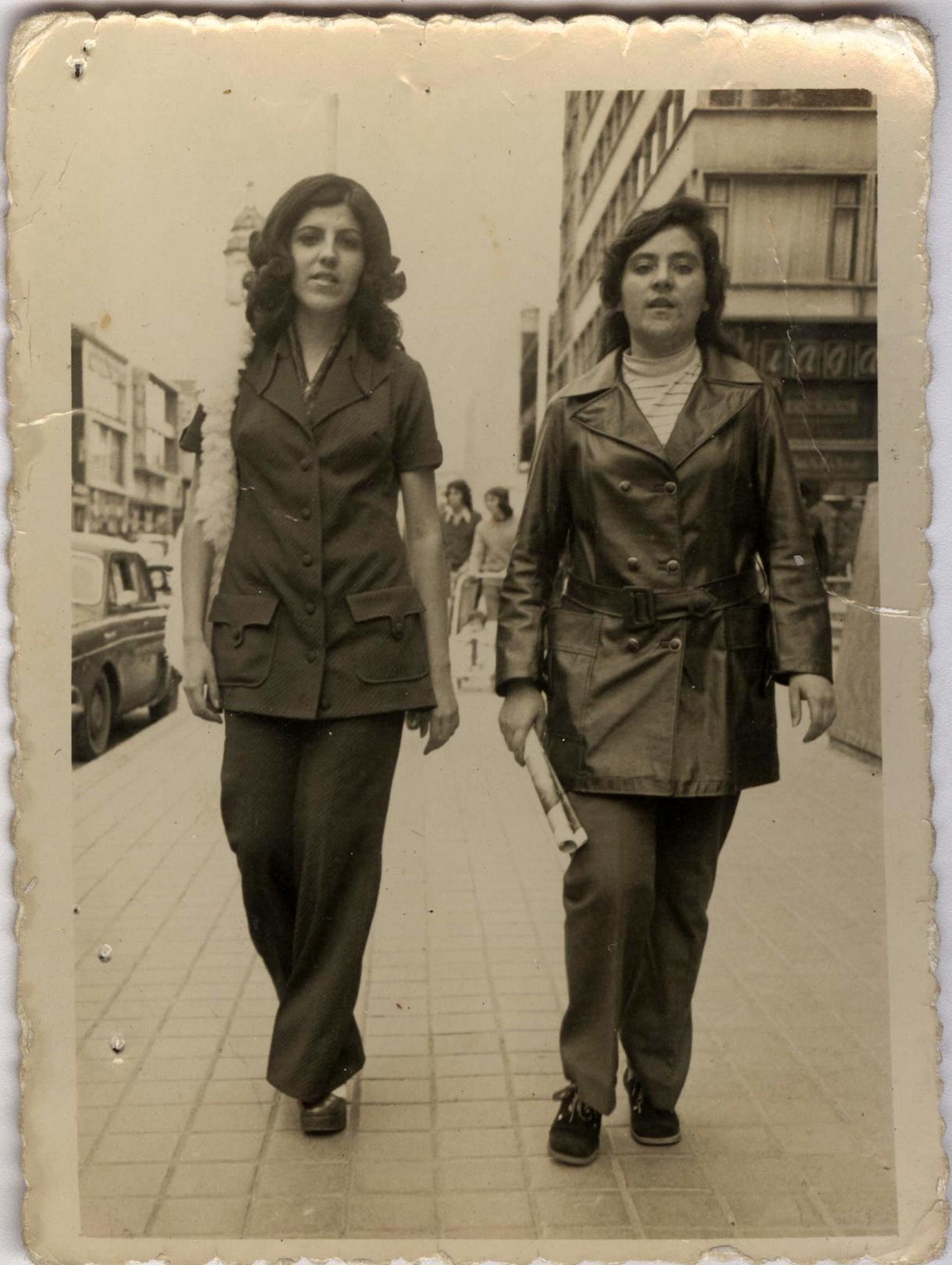 Retratos Vivos De Mamá | Carrete de Recuerdos | Lucy (a la izquierda) con su hermana Inés en Bogotá, 1976.